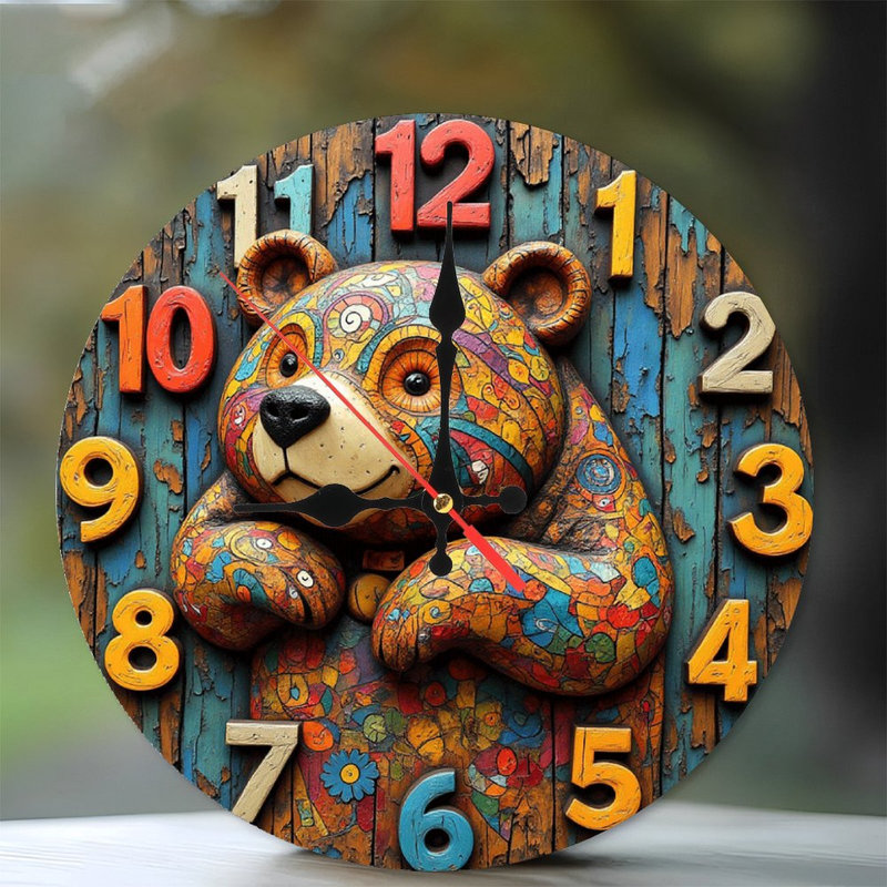 Horloge murale colorée avec un décor artistique