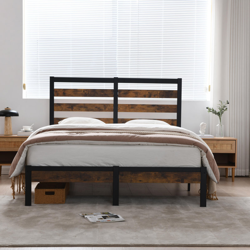 Base de lit plateforme Mayghan avec tête et pied de lit en bois, Grand, Brun rustique
