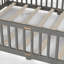 Grand lit plateforme en bois de pin pour enfants avec garde-corps de sécurité et porte d'entrée, grain de bois gris classique