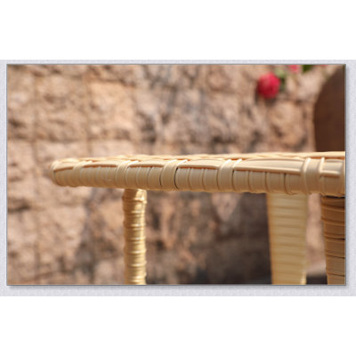 Table d'appoint de patio durable en osier avec plateau en verre trempé et rangement, parfaite pour une utilisation toute saison dans les balcons, les cours et les jardins.