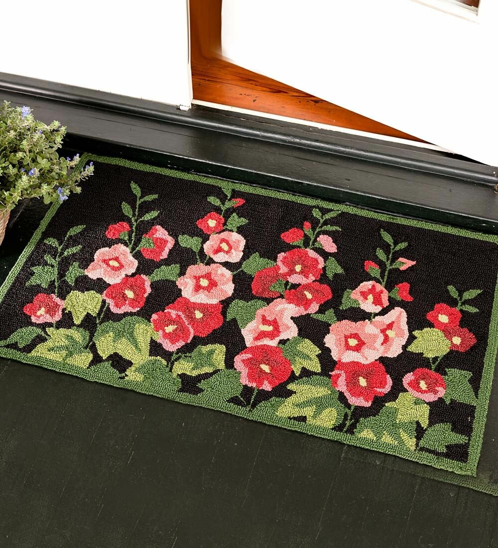 Indoor/Outdoor Poinsettia Hooked Polypropylene Accent Rug