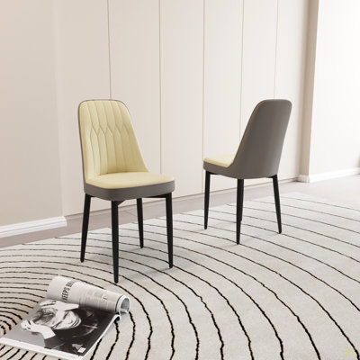 Un ensemble de 2 chaises de salle à manger, de style moderne, fabriquées en similicuir de haute qualité avec des coussins moelleux épais, une chaise de cuisine à pieds en métal et une chaise de salle à manger