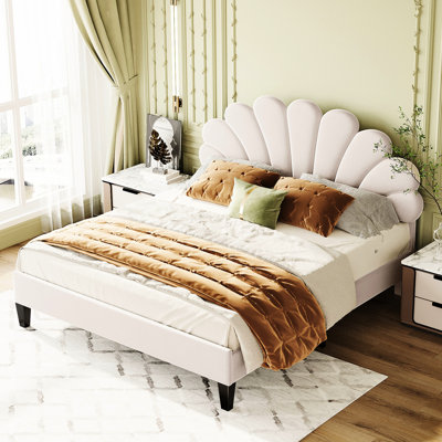 Grand lit plateforme tapissier beige avec tête de lit en velours