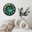 Horloge sur un portail tourbillonnant