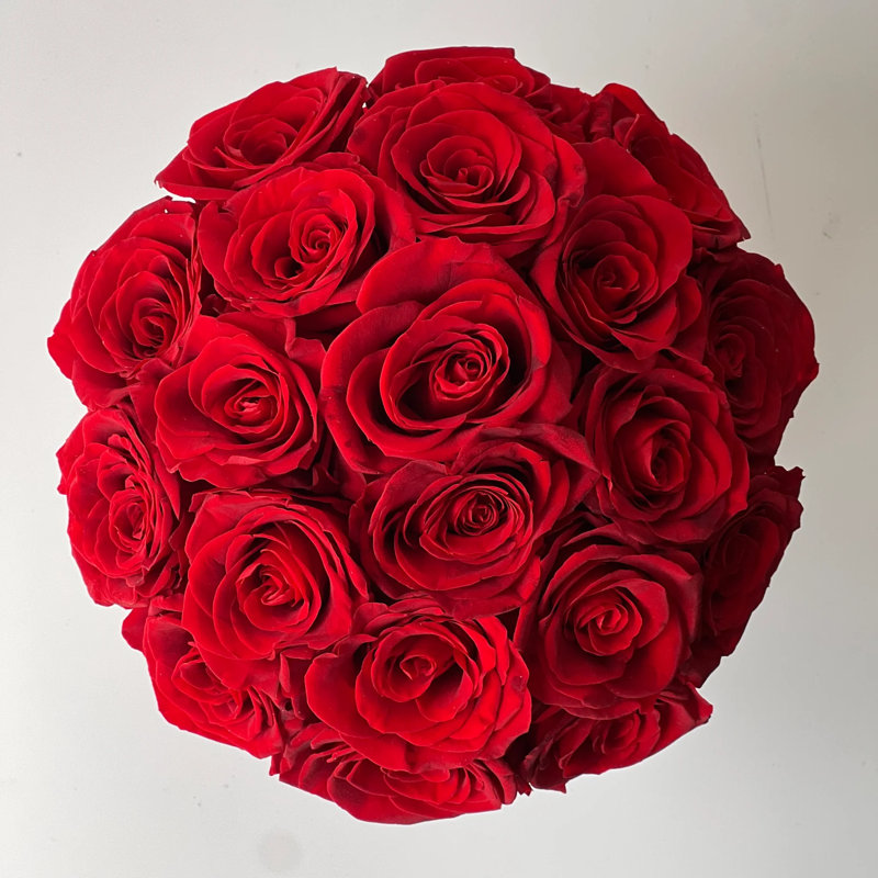 Arrangement de roses préservées dans un vase