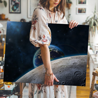 Toile, "Une scène cosmique à couper le souffle" se déploie avec la surface de cratère robuste d'un art lunaire comme un corps céleste à l'avant-plan