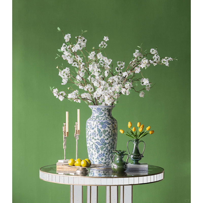 Porte-bougie conique en aluminium 4,8 x 3 x 15,8 po avec motif humain abstrait et support en marbre