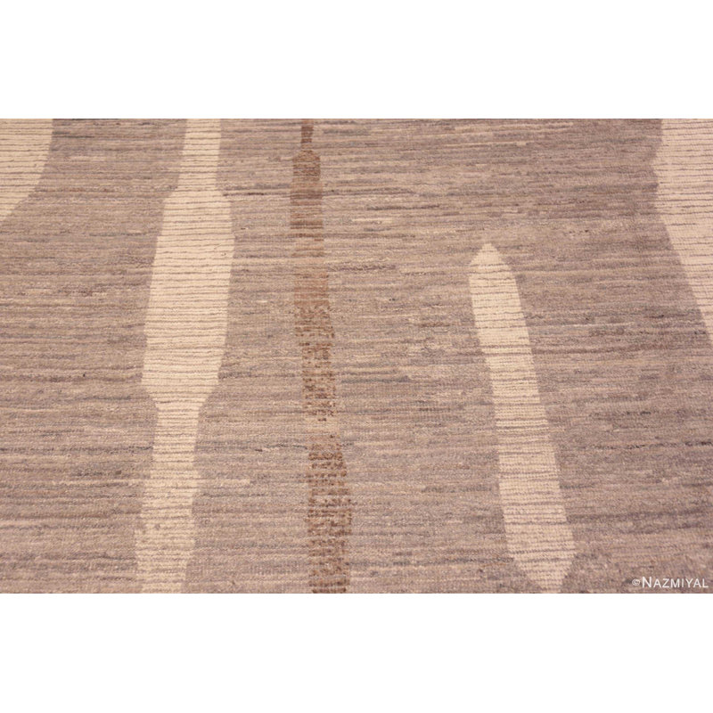 Tapis moderne à motif tribal allover unique de grande taille de couleur gris doux