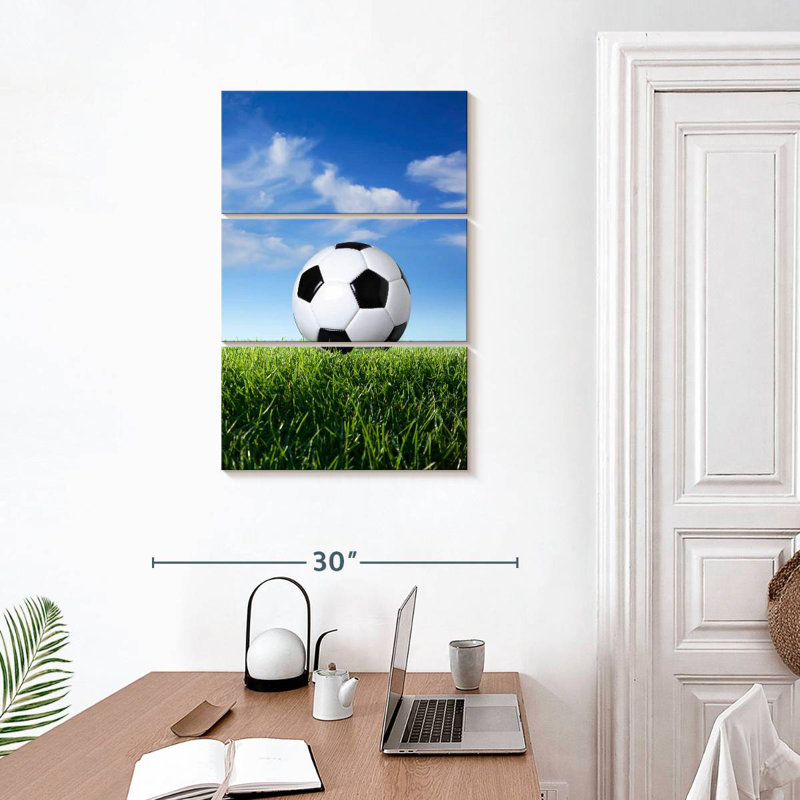 Ballon de soccer Sireci sur gazon, H 32 po x l 20 po