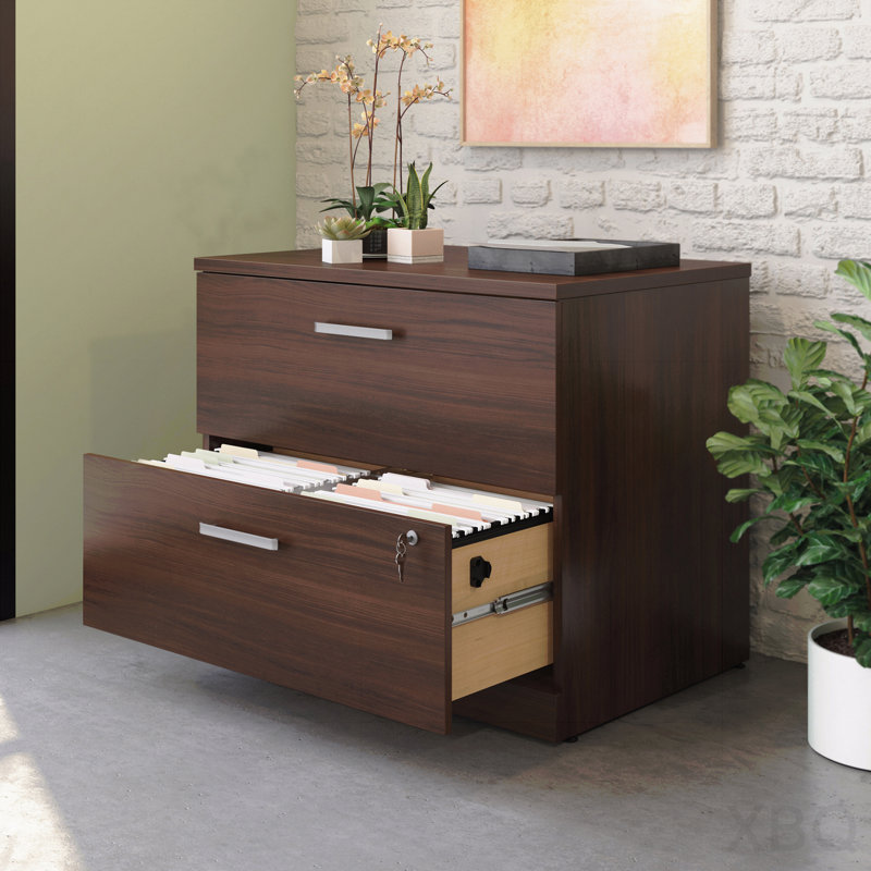 Bureau brun et ensemble de dossiers latéraux