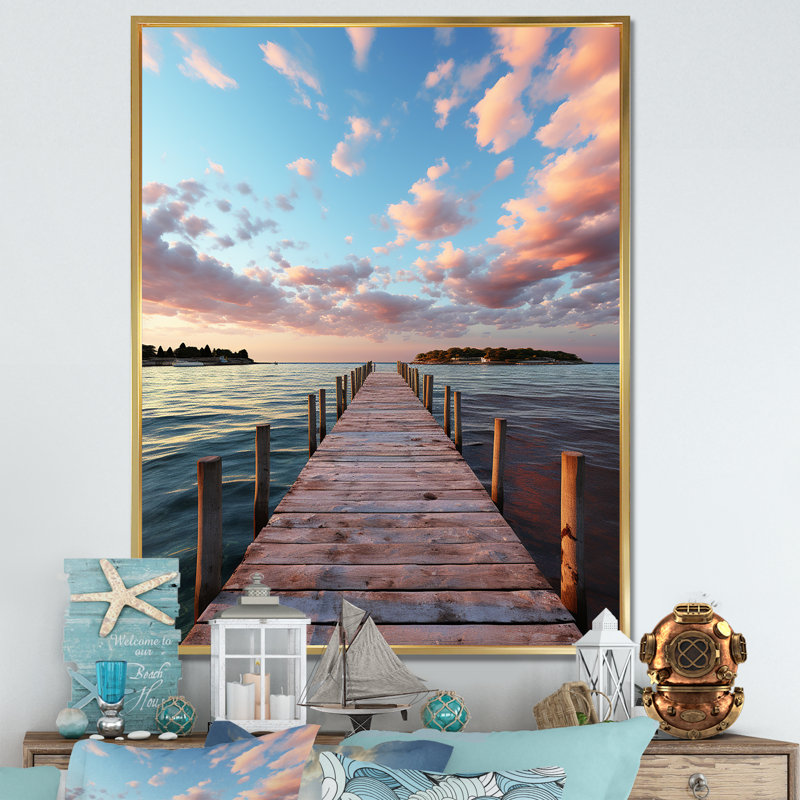 Jetée et quai Tranquil I - art mural de bord de mer pour le salon, Cadre flottant doré, H 32 po x l 16 po x P 1 po