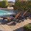 Ensemble de 2 chaises longues en osier de patio avec roulettes et table d'appoint-390497458