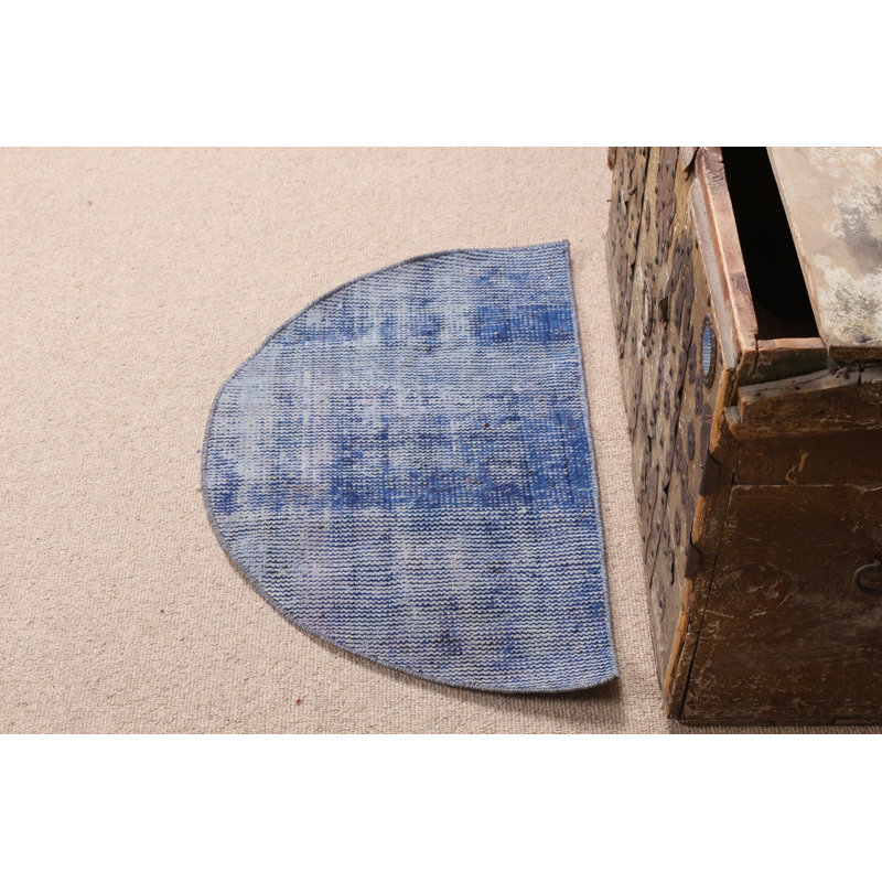 Le charmant tapis turc rond bleu ajoute une élégance antique à votre porte ou à vos petits espaces