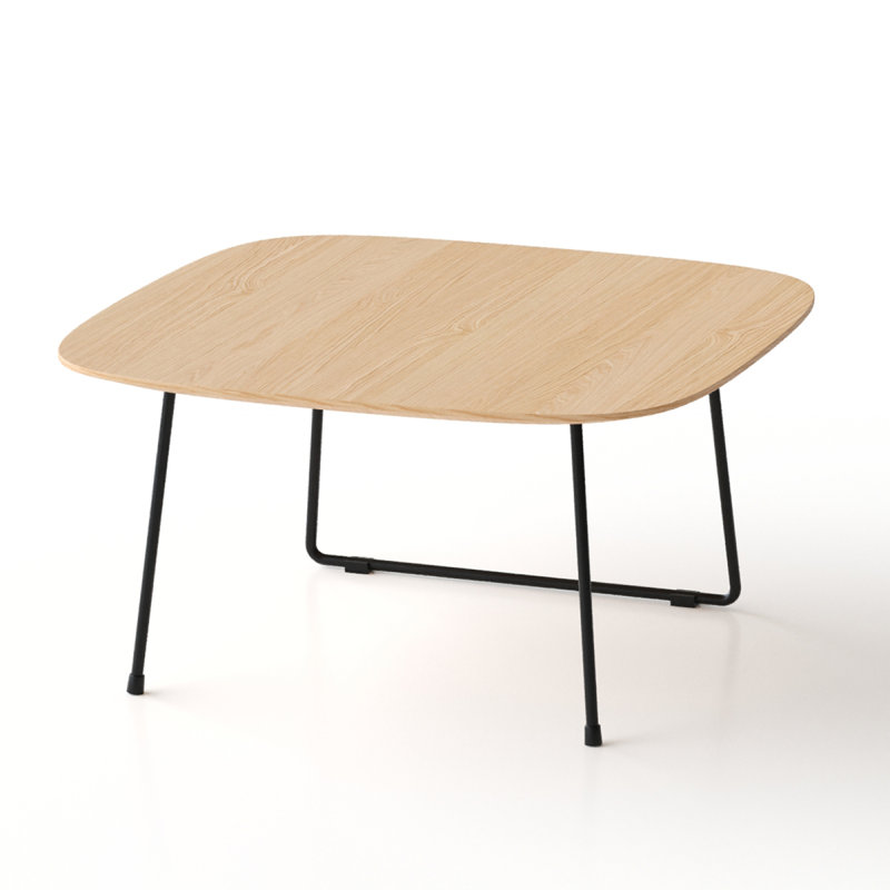 Table basse moderne de petit appartement au design simple