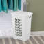Panier à linge avec roulettes Sterilite Ultra avec couvercle, poignée et roulettes pour faciliter le roulement des vêtements