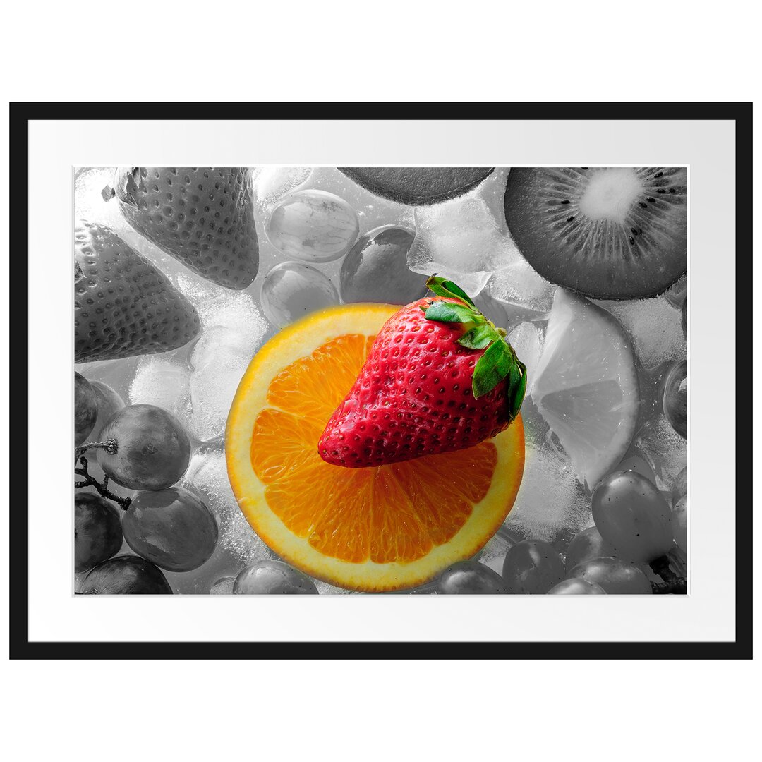 Gerahmtes Poster Leckere Orange mit Erdbeere