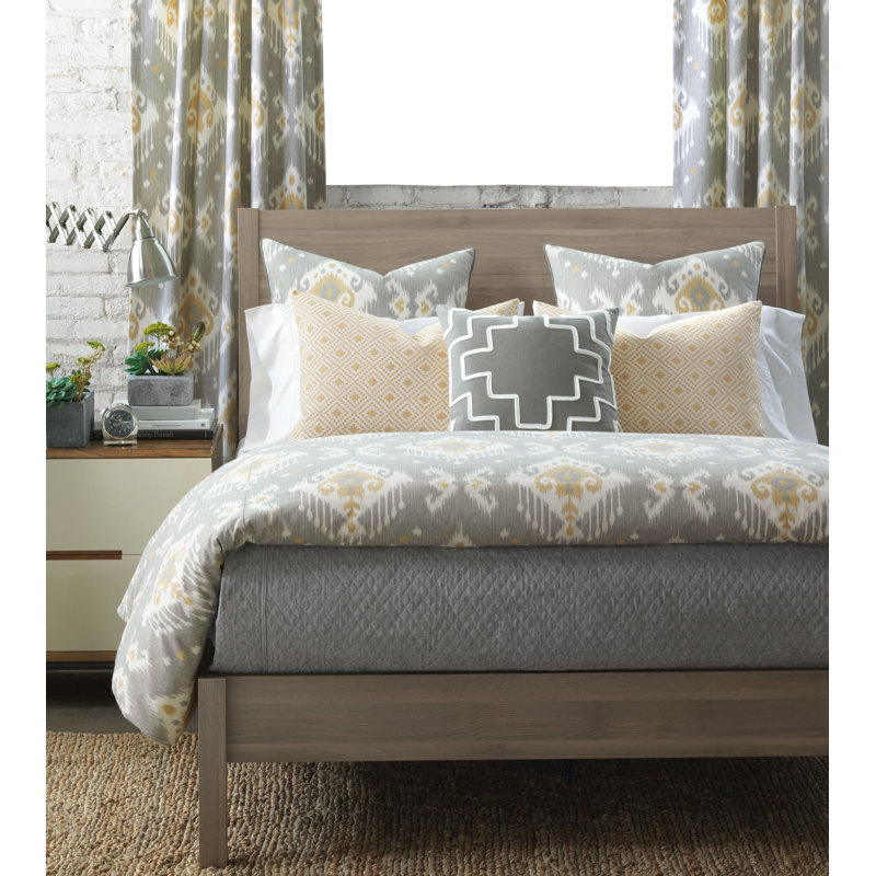 Downey Traditional Cotton Ikat Comforter, Twin Comforter, Hand Tacked