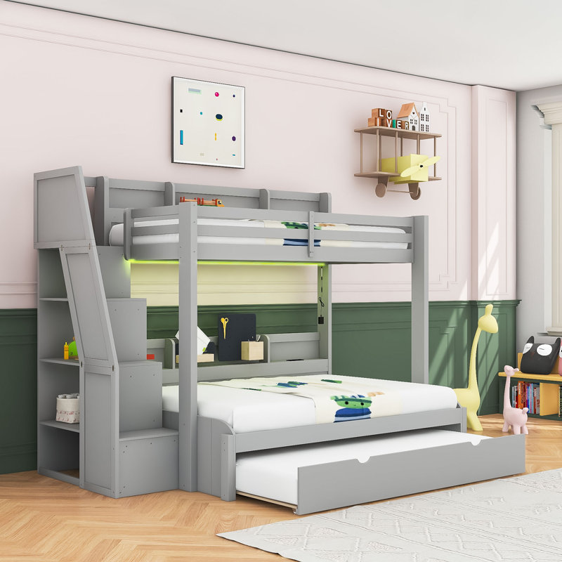 Lit simple superposé au dessus d'un lit double avec lit gigogne simple, tablettes intégrées, ports USB et éclairage à DEL