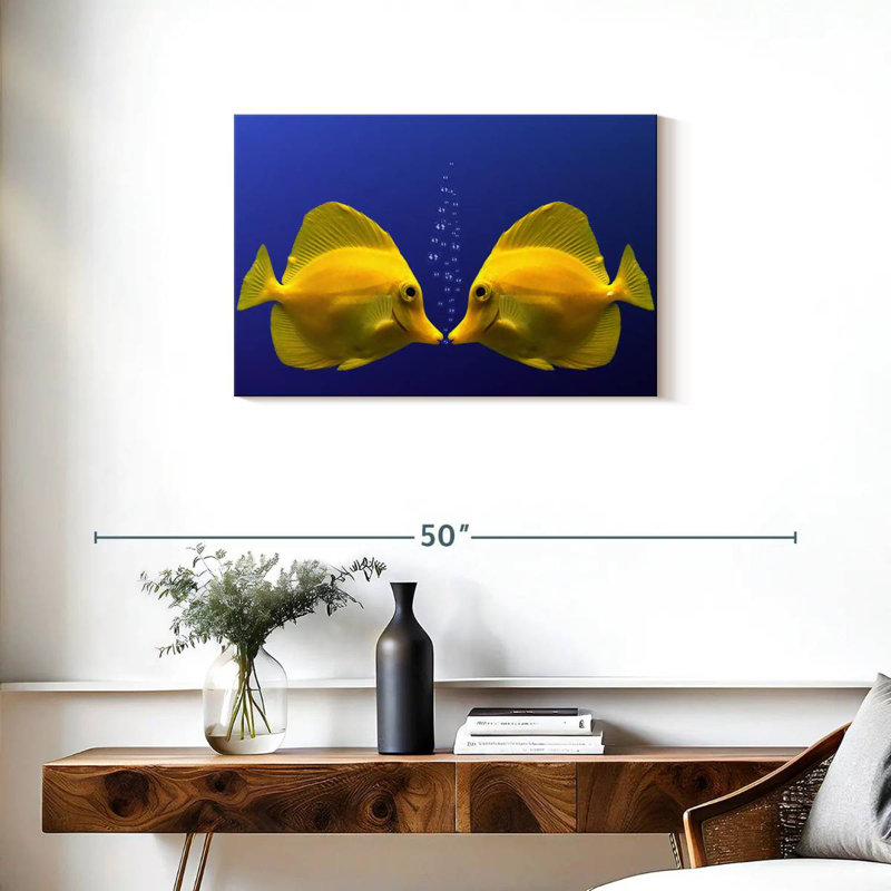 Brampt embrassant un poisson jaune, H 20 po x l 30 po