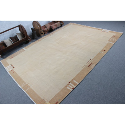 Tapis turc rétro avec un design minimaliste beige et des motifs décoratifs, idéal pour rehausser le décor du salon