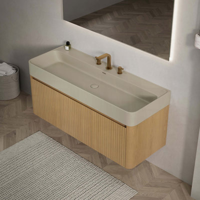 Meuble-lavabo suspendu avec lavabo intégré en surface solide beige crème et meuble en chêne Corolla.