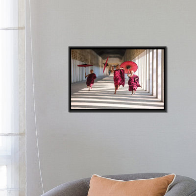 « three monks running, birmanie » par matteo colombo, impression sur toile