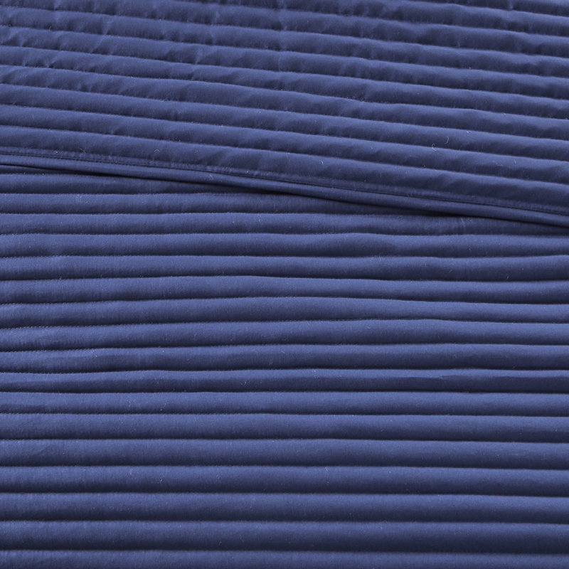 Literie bleu très grand / très grand en seersucker. 8 Collection. Motif à rayures aquarelle. . Édredon, taies décoratives, coussins, courtepointe, taies décoratives. Lavable à la machine. Édredon et courtepointe Tranquil Decor. . Comprend
