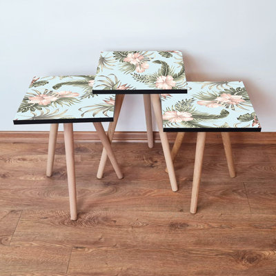 Ensemble de 3 tables gigognes modernes, bleu, rose clair et vert | 100% panneau de fibres à densité moyenne avec pieds en bois de hêtre | Grande table: 13,8 x 20,5 x 13,8 po, moyenne: 13,8 x 18,5 x 13,8 po, plus petite: 13,8 x 16,5 x 13,8 po | Parfait pour les salons et les salles de jeux élégants