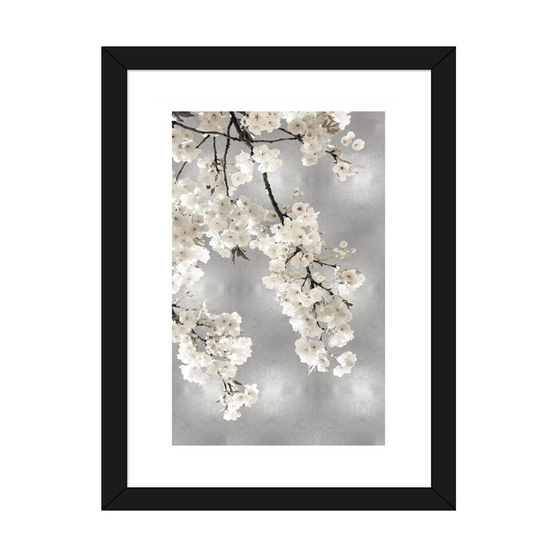 Reproduction d’art, "fleurs blanches sur argent I" par Kate Bennett, H 32 po x l 24 po x P 1 po, Papier encadré noir, Blanc