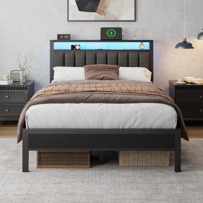 Base de lit plateforme avec tête de lit en cuir synthétique, lumières DEL, station de charge et tablettes de rangement à 2 niveaux, support de lattes en métal robuste, aucun sommier nécessaire