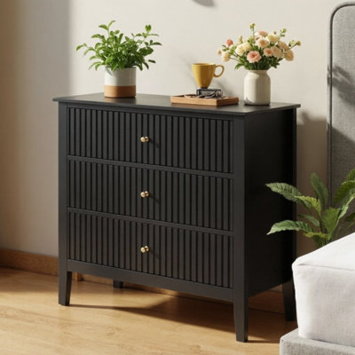 Table de chevet cannelée large à 3 tiroirs 32 po Avelora - Grande table de bout de chambre noire avec boutons dorés, tiroirs à fermeture en douceur - Armoire de rangement moderne pour le salon, tiroirs spacieux de 28,5 po de largeur