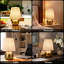 Petite lampe de table avec base en laiton doré et abat-jour en lin festonné