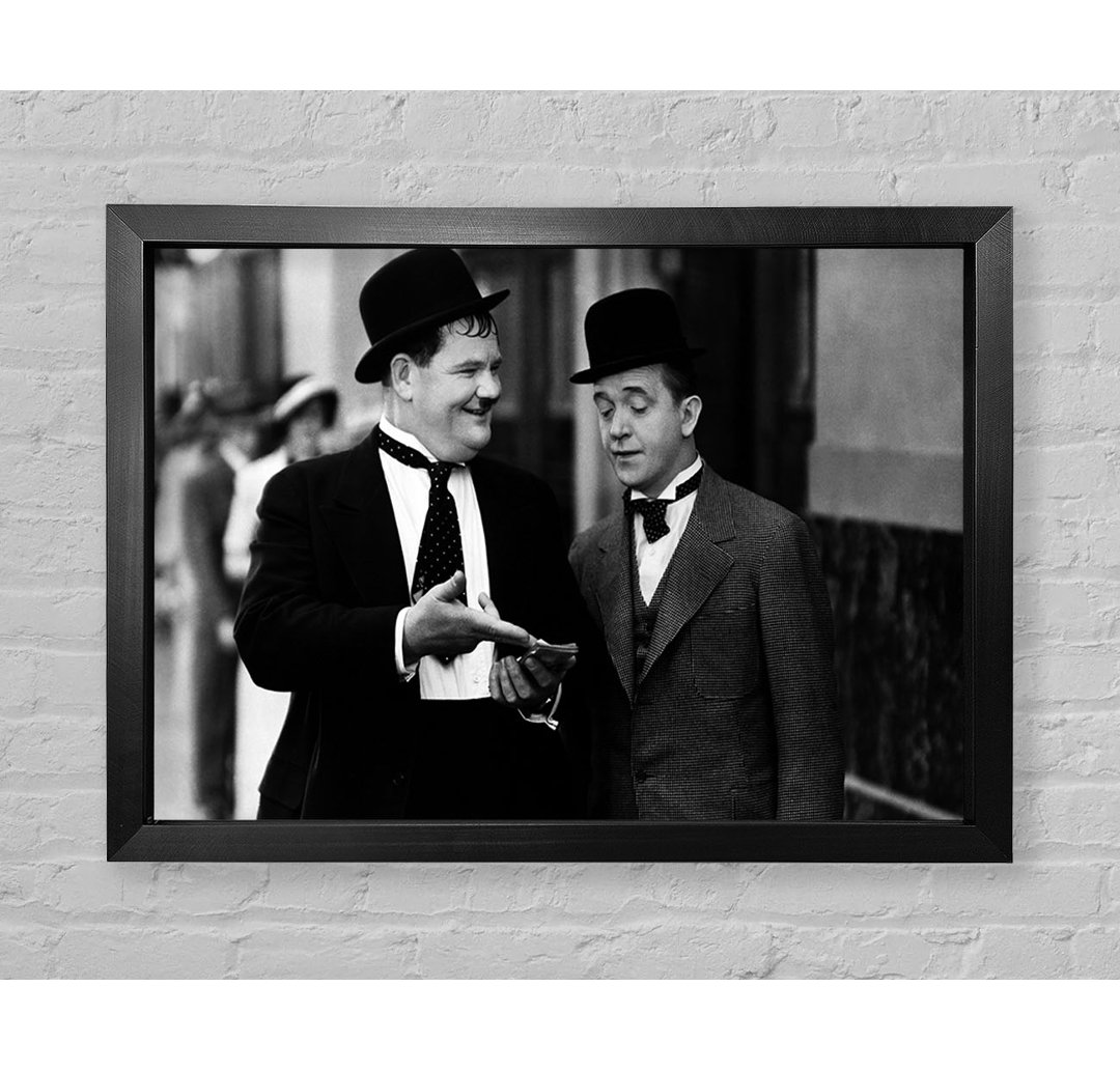 Laurel und Hardy Street Walk Gerahmter Druck