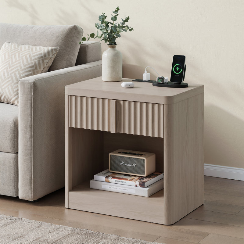 Table de chevet cannelée avec station de charge, table de bout de 23,6 po avec poignée en bois massif, profil incurvé pour chambre à coucher, salon, aulne blanc