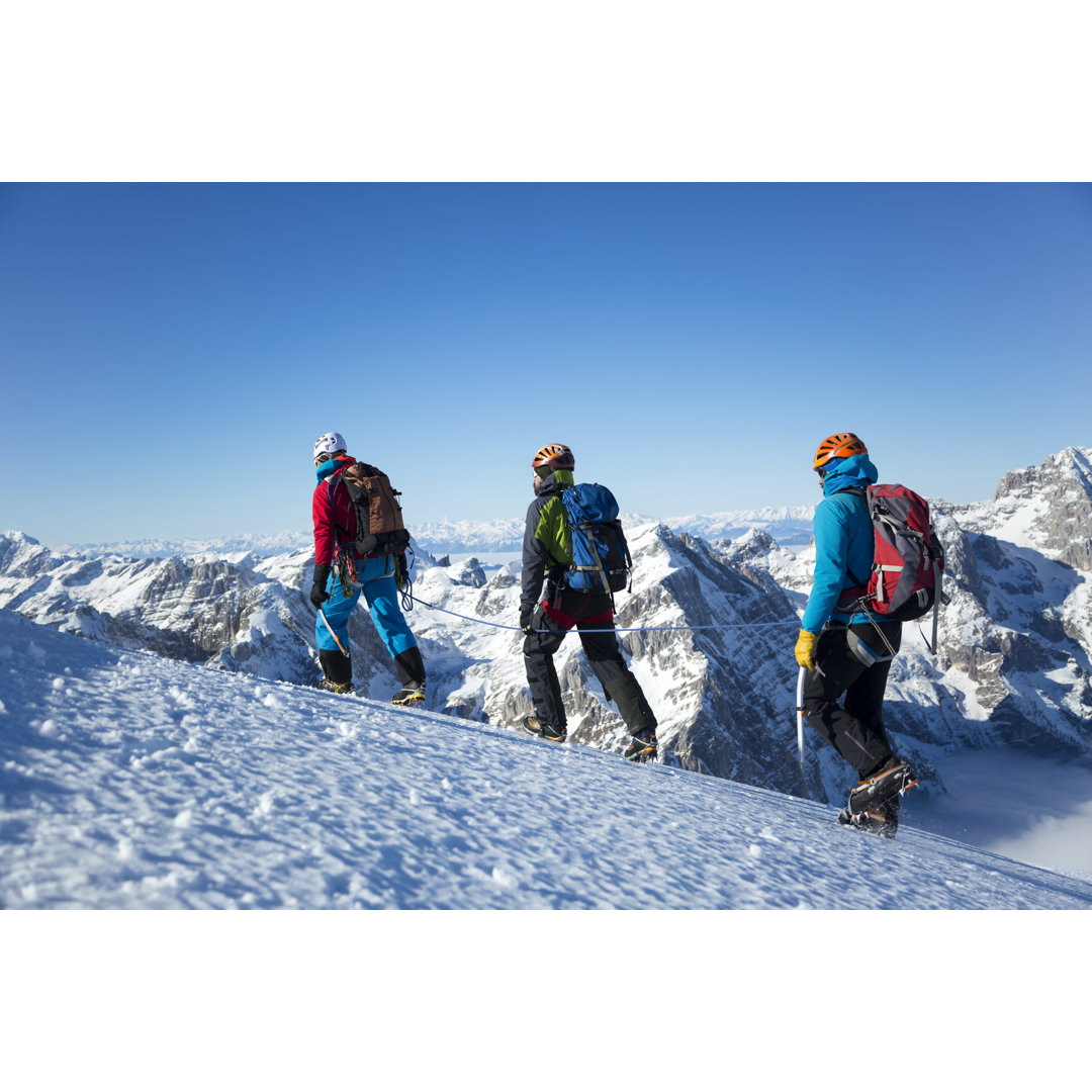 Männer beim Wandern im Schnee von Simonkr - Druck auf Leinwand ohne Rahmen