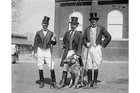 "society men don costumes of ringmasters pour cirque— reproduction de photo, H 28 po x l 42 po x P 1,5 po
