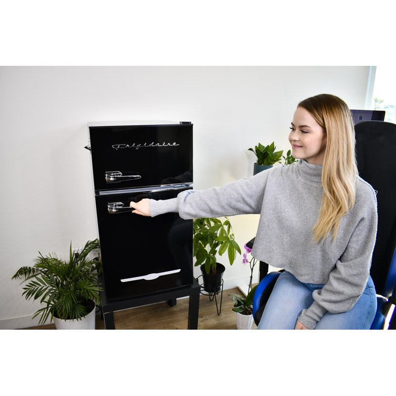 Frigidaire 3,1 pieds cubes Pi. Réfrigérateur-congélateur à 2 portes avec ouvre-bouteille intégré Retro, Noir