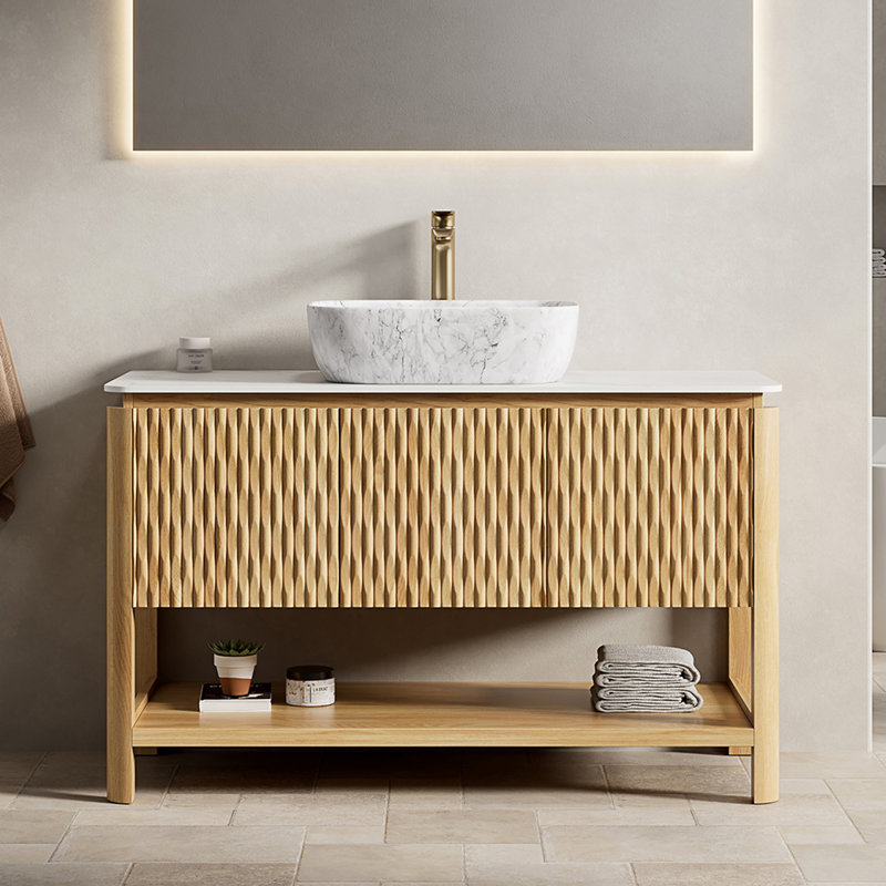 Meuble-lavabo 48 po, meuble de rangement autoportant en contreplaqué avec 3 portes en bambou texturé et tablette ouverte, vasque en céramique à motif marbré et plateau en pierre frittée blanc de Carrare