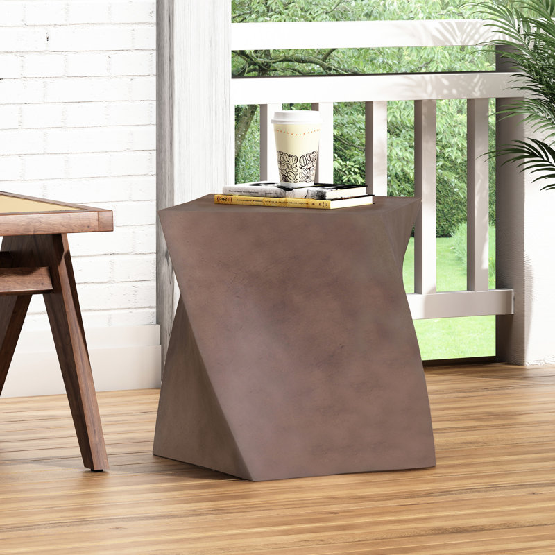 Table d'appoint en béton légère avec structure pratique, qui répond aux exigences de l'utilisateur en matière de design fonctionnel et de besoins quotidiens