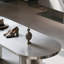 Table de présentation ovale en acier inoxydable-437773177-437773176