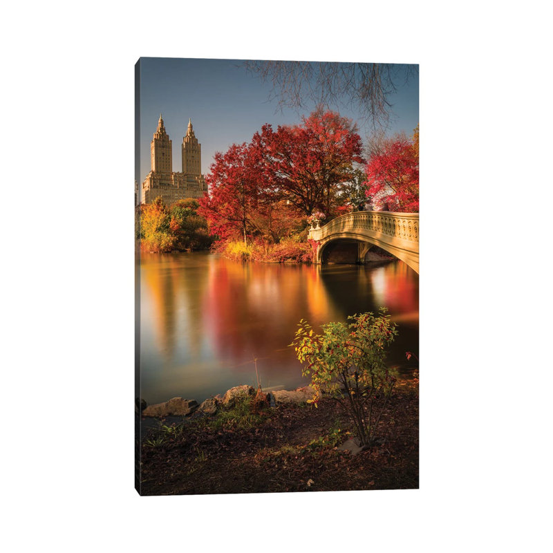 «Fall In Central Park» par Christopher R. Veizaga - Giclée sur toile tendue avec châssis, H 40 po x l 26 po x P 1,5 po