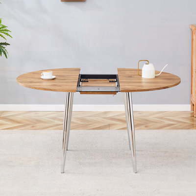 Table de salle à manger moderne extensible avec plateau en panneau de fibres à densité moyenne à grain de bois et pieds en métal argenté, parfaite pour les réunions élégantes et peu encombrantes.