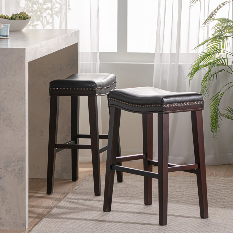Élégant tabouret en cuir brun chaud en cuir d'hévéa sur un ton profond et confortable en bois d'hévéa