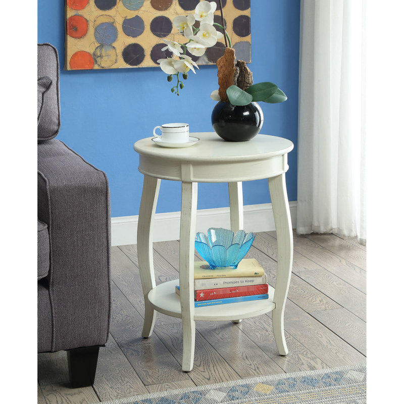 Table d'appoint antique blanche avec pieds ronds et tablette de rangement ouverte en bois avec pieds