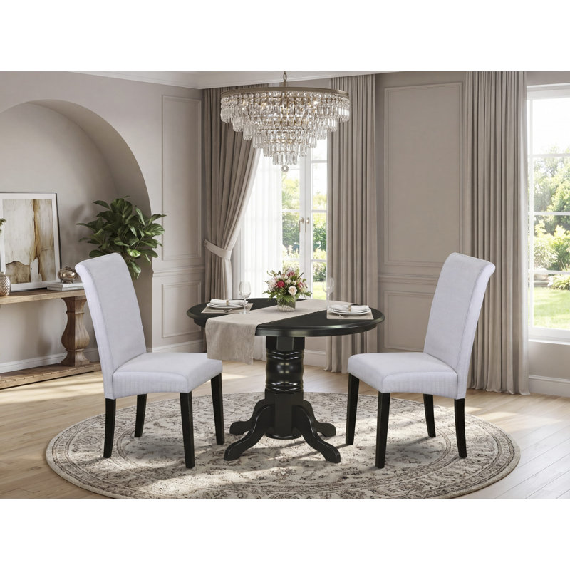 L'ensemble 3 pièces de table et chaises de cuisine comprend une table de salle à manger ronde avec piédestal et 2 chaises de salle à manger Parson en tissu gris, noir