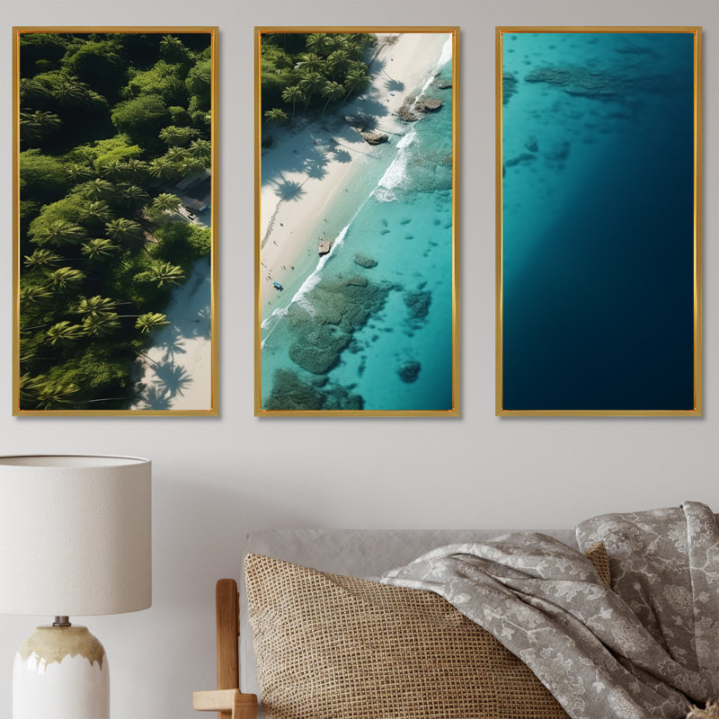 Vue aérienne de la plage relaxante IV - Art mural plage, Cadre flottant doré, H 28 po x l 36 po x P 1 po