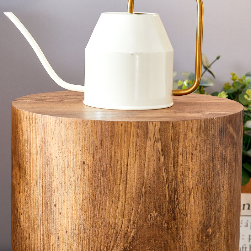 La table cylindrique avec sa conception à motifs peut être facilement intégrée dans une variété de styles d'intérieur, des tables basses aux petites tables de salle à manger, en passant par les établi ou les bureaux d'écriture de fortune.