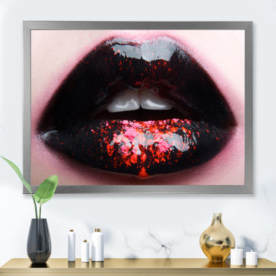 Femme charnue avec des lèvres noires et roses - Photographie sur toile