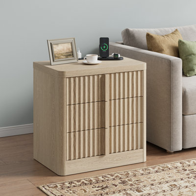 Ensemble de 2 tables de chevet cannelées avec station de charge, table de chevet de 23,6 po avec 3 tiroirs de rangement, poignée en bois pour la chambre à coucher, le salon et le chêne naturel