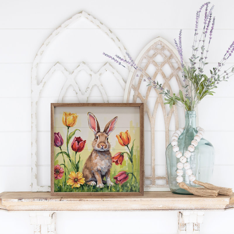 Lapin brun dans des tulipes, H 4 po x l 4 po